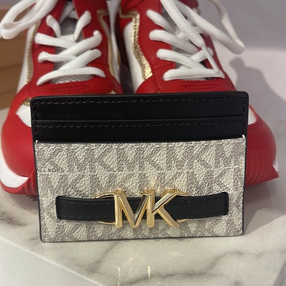 MICHAEL KORS
Reed Large Pebbled Leather Card Holder Case Wallet
COLOR:OLIVE
NWT - Picture 16 of 16